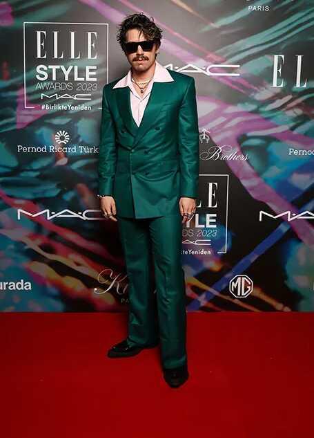 Ödül töreninde şıklık yarışı! Serenay ve Aybüke'nin göğüs dekoltesi kırmızı halıya damga vurdu Ödül töreninde şıklık yarışı! Serenay ve Aybüke'nin göğüs dekoltesi kırmızı halıya damga vurdu