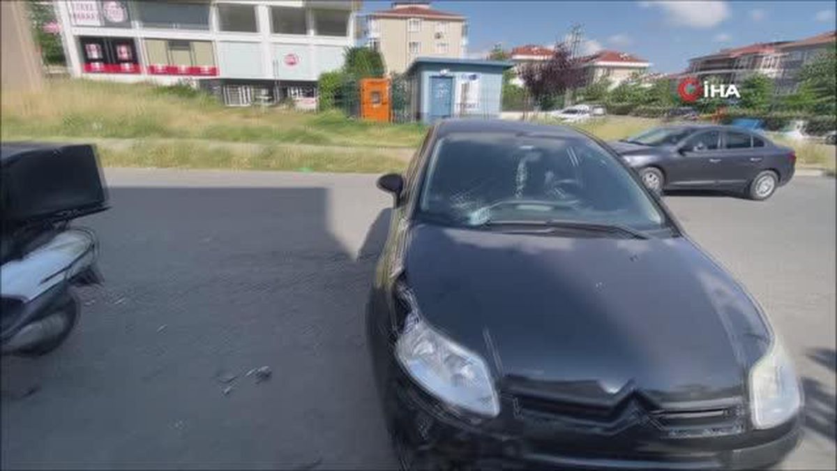 Otomobille çarpışan motosikletli kuryenin yaralandığı kaza kamerada