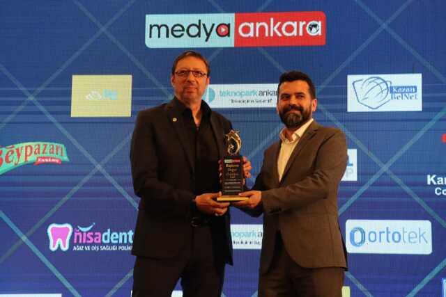 Ünlü oyuncu Hakan Boyav, Yılın Dizi Oyuncusu Ödülü'nü Haberler.com ve Sondakika.com kurucusu Ekrem Teymur'un elinden aldı Ünlü oyuncu Hakan Boyav, Yılın Dizi Oyuncusu Ödülü'nü Haberler.com ve Sondakika.com kurucusu Ekrem Teymur'un elinden aldı