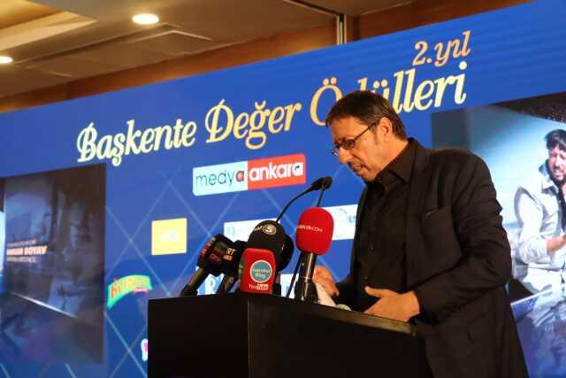 Ünlü oyuncu Hakan Boyav, Yılın Dizi Oyuncusu Ödülü'nü Haberler.com ve Sondakika.com kurucusu Ekrem Teymur'un elinden aldı Ünlü oyuncu Hakan Boyav, Yılın Dizi Oyuncusu Ödülü'nü Haberler.com ve Sondakika.com kurucusu Ekrem Teymur'un elinden aldı