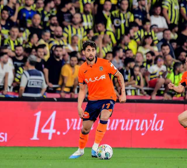 Yaprak dökümü başladı! Yıldız futbolcu Başakşehir'den resmen ayrıldı