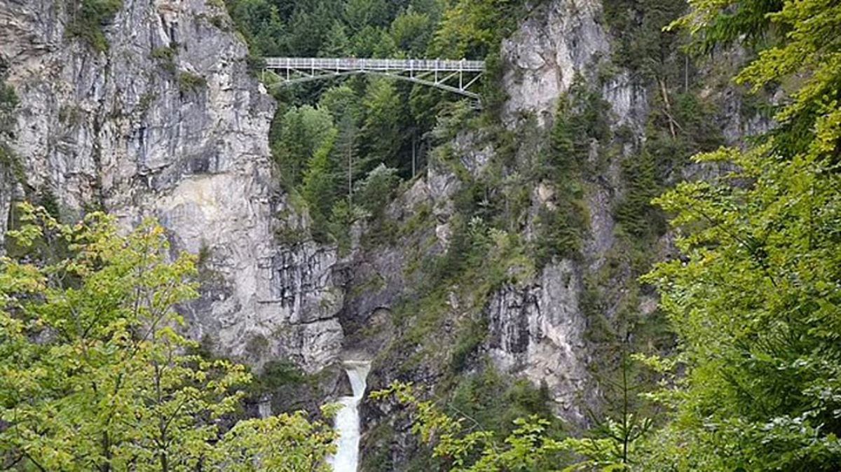 Almanya'da iki kadını taciz edip 91 metre yükseklikteki köprüden atan Amerikalı turist tutuklandı