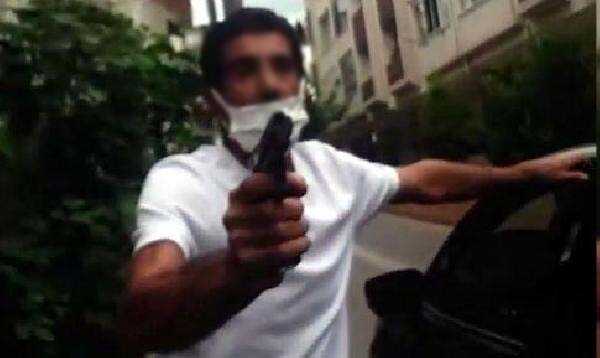 Boşanma aşamasındaki eşine silah çekip arabaya bindirmeye çalıştı...Korku dolu anlar kamerada