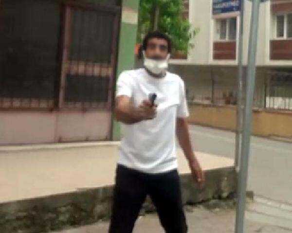 Boşanma aşamasındaki eşine silah çekip arabaya bindirmeye çalıştı...Korku dolu anlar kamerada