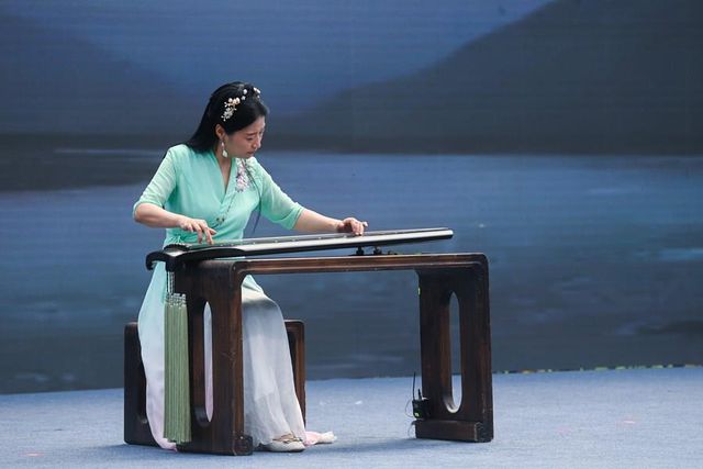 Çin'in Hangzhou Kenti Zengin Kültürü ve Doğal Güzellikleriyle Büyülüyor