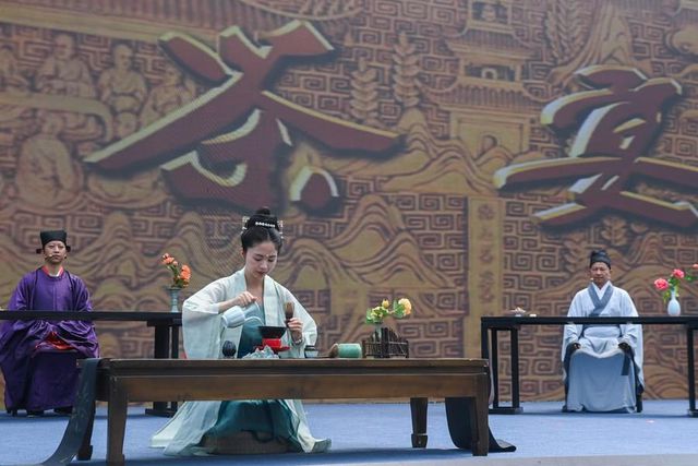 Çin'in Hangzhou Kenti Zengin Kültürü ve Doğal Güzellikleriyle Büyülüyor