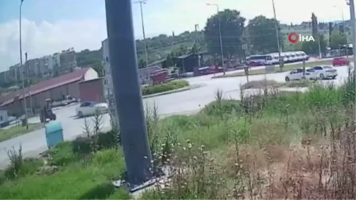 Denizli'de Dağıtım Aracı Otomobilin Üzerine Devrildi