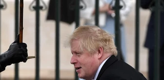 Eski İngiltere Başbakanı Boris Johnson, kısıtlamaları çiğneyerek parti vermesi nedeniyle parlamentoya girişi yasaklandı