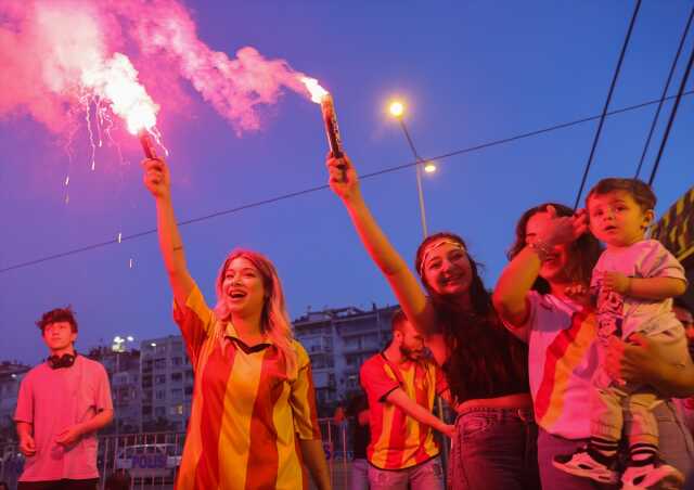 Gece gündüze döndü! Göztepe'nin 98. yıl dönümü İzmir'de coşkuyla kutlandı