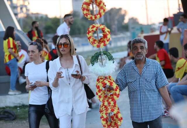Gece gündüze döndü! Göztepe'nin 98. yıl dönümü İzmir'de coşkuyla kutlandı