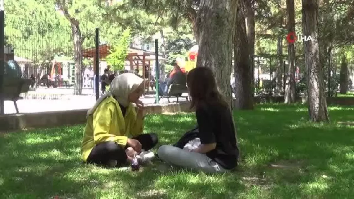 Güneşli Havada Vatandaşlar Parklara Akın Etti