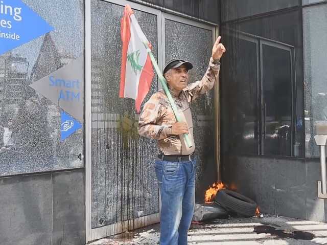 Hükümetin 3 yıldır mevduat hesaplarını dondurduğu Lübnan'da vatandaşlar banka şubelerine saldırdı
