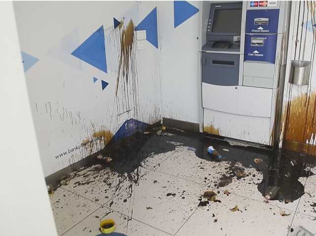 Hükümetin 3 yıldır mevduat hesaplarını dondurduğu Lübnan'da vatandaşlar banka şubelerine saldırdı