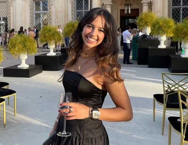 İngiltere'de bir kadın cinayet yerinden canlı yayın yapan kamera kadrajına girip dans edince büyük tepki topladı
