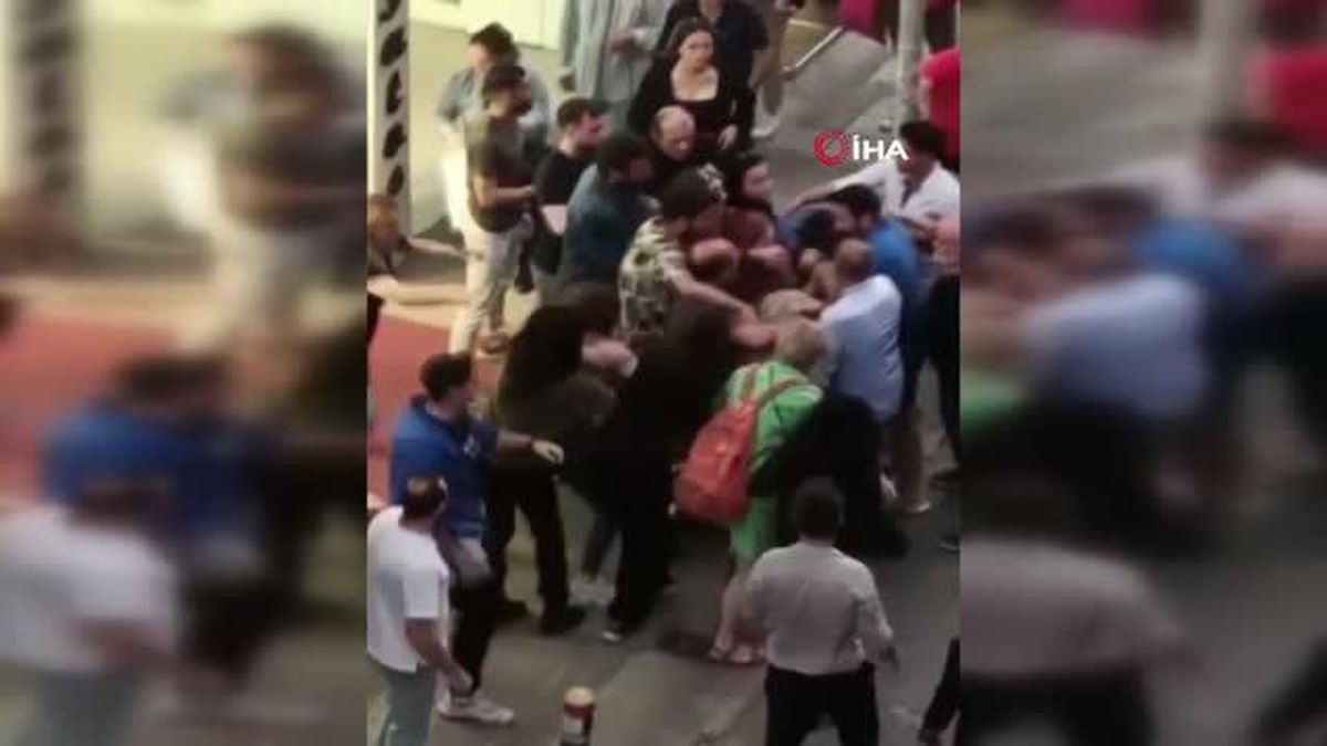 İstanbul'da iki kadın esnafın yer kavgası kamerada