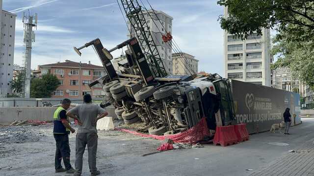 Kadıköy'de metro şantiyesinde vinç devrildi Kadıköy'de metro şantiyesinde vinç devrildi