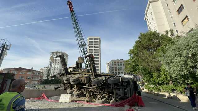 Kadıköy'de metro şantiyesinde vinç devrildi Kadıköy'de metro şantiyesinde vinç devrildi