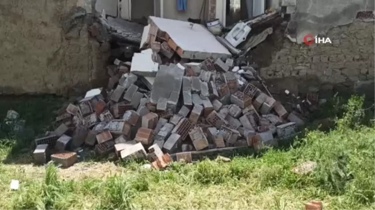 Sağanak yağışa dayanamayan evin duvarı çöktü
