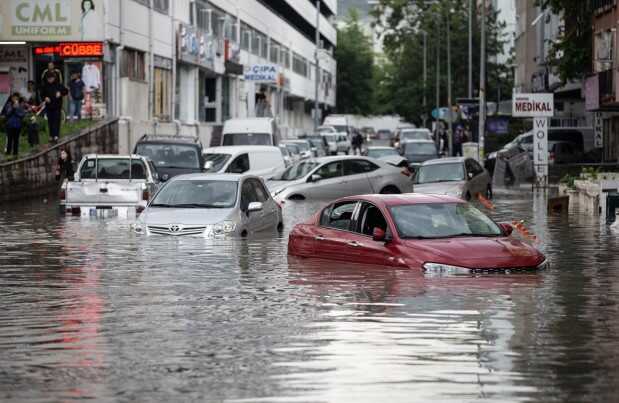 Sel felaketi sonrası eleştirilen hedefi olan Mansur Yavaş, kendini böyle savundu: Eski yönetimin son dört yılına göre 2 kattan fazla yatırım yaptık