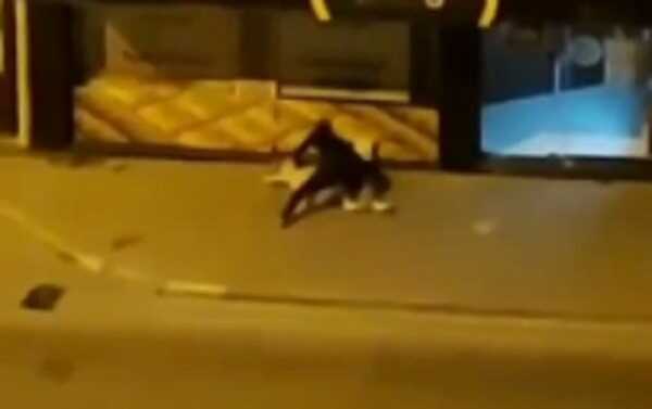 Sokak ortasında darbedilen kadın, polis gelince şikayetçi olmadı