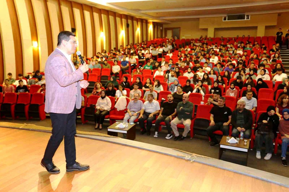 Kepez Belediye Başkanı Hakan Tütüncü, Şehit Volkan Canöz Anadolu İmam Hatip Lisesi'ni ziyaret etti