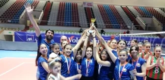 Urla Gençlik İzmir Mini Voleybol Süper Ligi şampiyonu