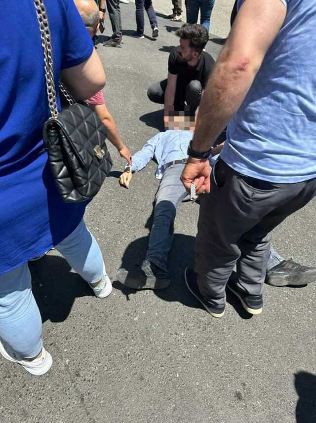 Aracın önünü kesip boşanma deneyimki eşini ve kayınpederini silahla vurdu