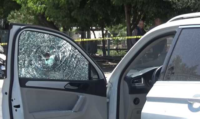 Aracın önünü kesip boşanma deneyimki eşini ve kayınpederini silahla vurdu