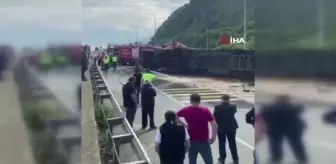 Artvin'de devrilen tır karayolunu ulaşıma kapattı
