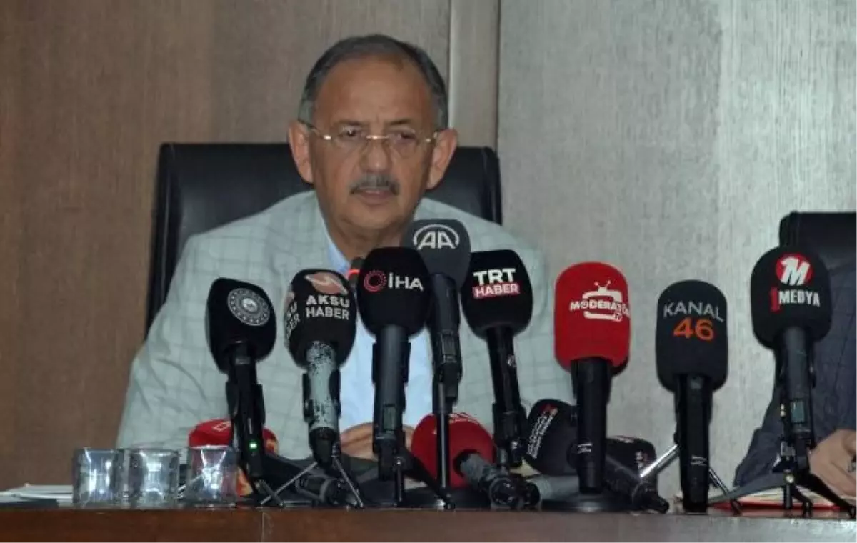 Çevre Bakanı Özhaseki Kahramanmaraş'ta depremzedeleri ziyaret etti