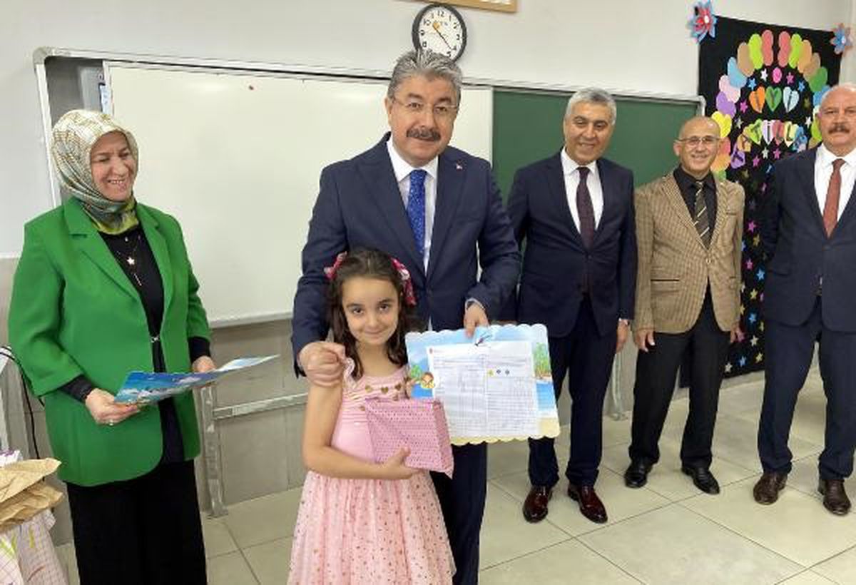 Osmaniye'de 136 bin öğrenci karne heyecanı yaşadı