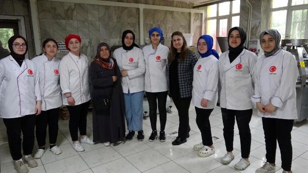 Depremzedelere ekmek gönderen okulu ziyaret etti