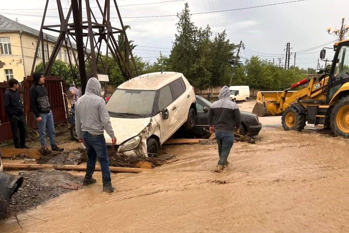 Gürcistan'ın Kaheti bölgesinde şiddetli yağış nedeniyle su taşkınları yaşandı