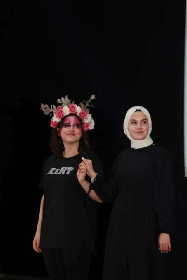 İstanbul Kent Üniversitesi'nde gerçekleştirilen yıl sonu saç ve makyaj defilesi doğa olaylarına dikkat çekti İstanbul Kent Üniversitesi'nde gerçekleştirilen yıl sonu saç ve makyaj defilesi doğa olaylarına dikkat çekti