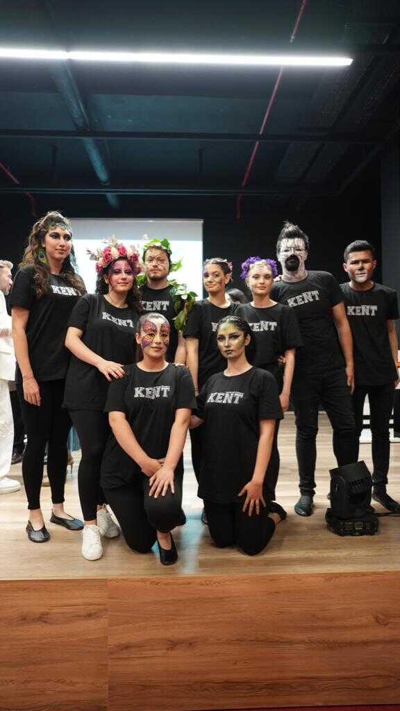 İstanbul Kent Üniversitesi'nde gerçekleştirilen yıl sonu saç ve makyaj defilesi doğa olaylarına dikkat çekti İstanbul Kent Üniversitesi'nde gerçekleştirilen yıl sonu saç ve makyaj defilesi doğa olaylarına dikkat çekti