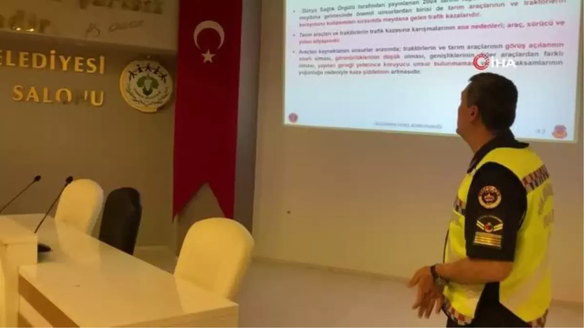Jandarma Trafik Timleri, güvenli traktör kullanımı hakkında bilgi verdi