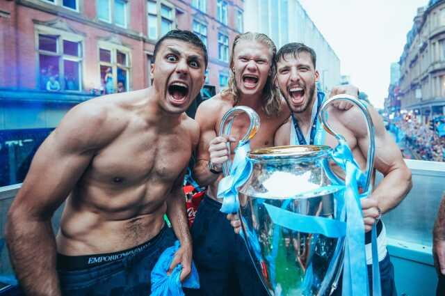 Kutlamalarda içki su gibi aktı! Manchester City'e sadece alkol için çıkan fatura ağızları açık bıraktı Kutlamalarda içki su gibi aktı! Manchester City'e sadece alkol için çıkan fatura ağızları açık bıraktı
