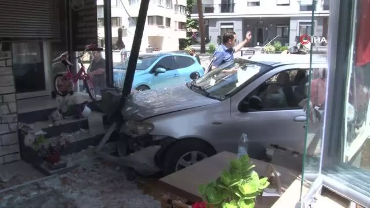 Maltepe'de Kontrolden Çıkan Otomobil Dondurma Dükkanına Daldı
