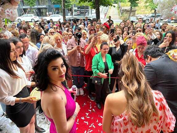 Neslim Güngen Acıbadem açılışında izdiham yaşandı Neslim Güngen Acıbadem açılışında izdiham yaşandı