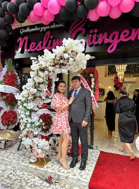 Neslim Güngen Acıbadem açılışında izdiham yaşandı Neslim Güngen Acıbadem açılışında izdiham yaşandı