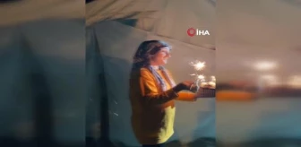 Oğulları için çadırda düzenlenen doğum günü anneyi hüzünlendirdi