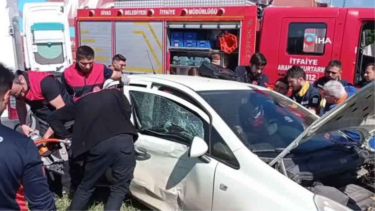 Sivas'ta Tır ile Otomobil Çarpıştı: 4 Yaralı