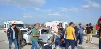 Antalya'da Otomobillerin Çarpışması Sonucu 3 Kişi Hayatını Kaybetti