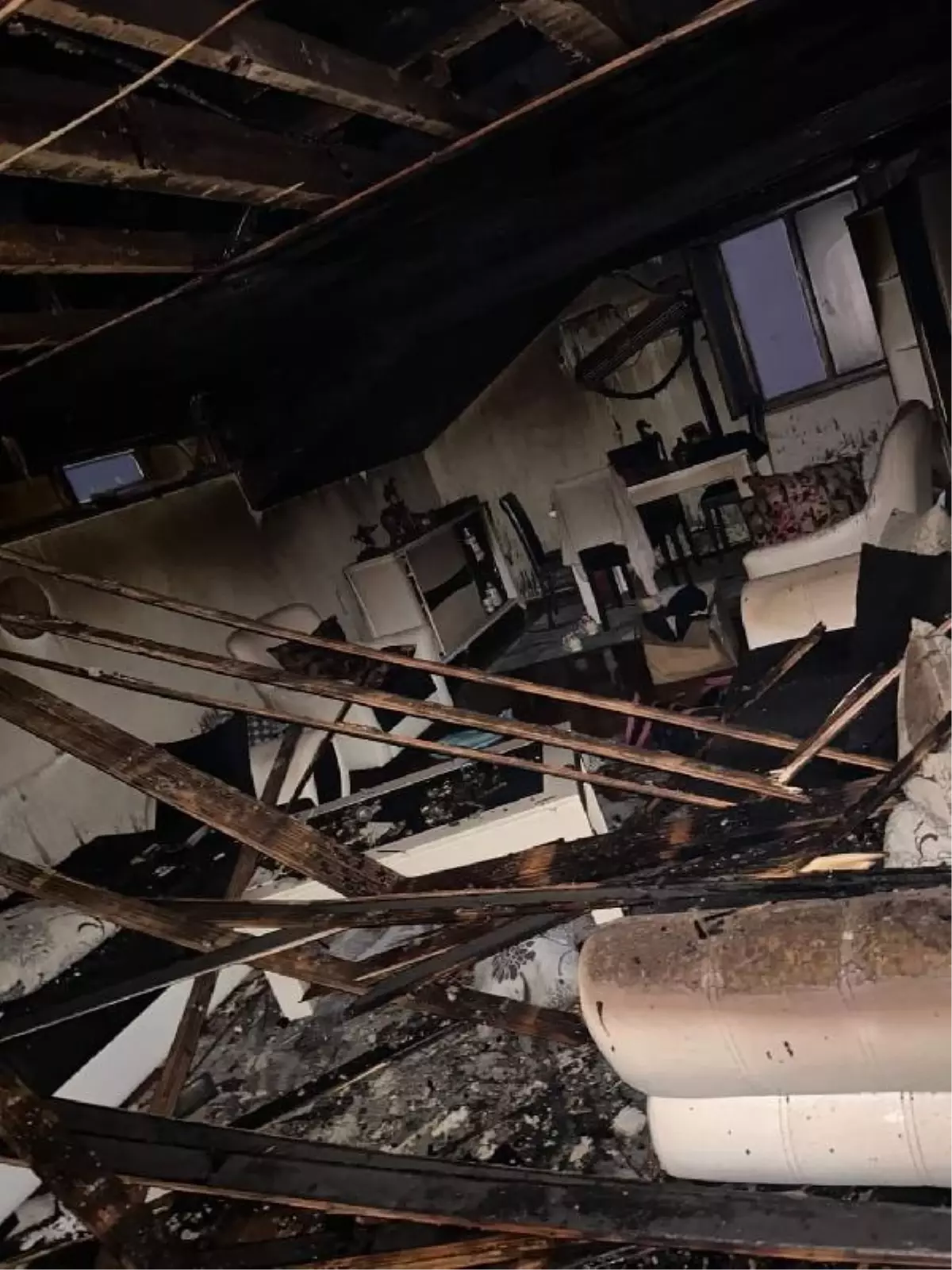 Körfez'de yıldırım düşen apartmanın çatısında yangın çıktı