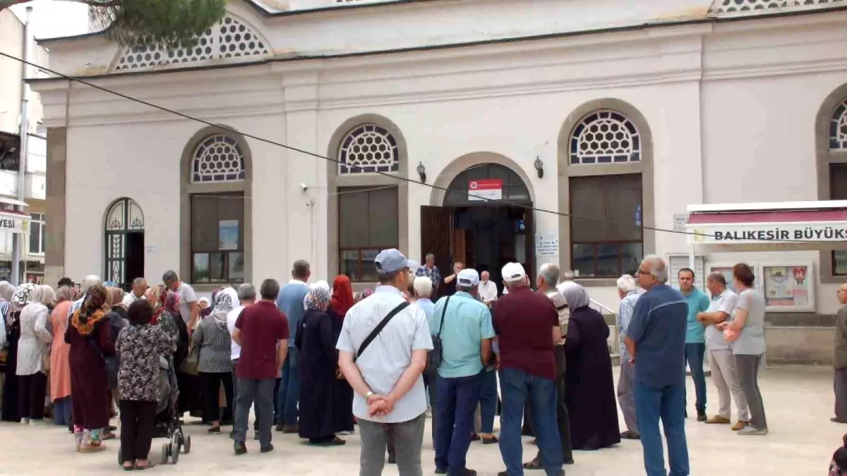 Burhaniye'de Hacı Adayları Uğurlandı