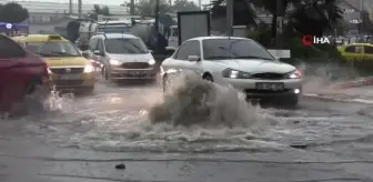 Bandırma'da cadde ve sokaklar göle döndü