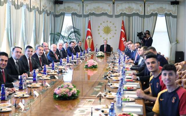 Cumhurbaşkanı Erdoğan, Galatasaray'ı siyasetten uzak durduğu için takdir etti: Bu tavrınızı sürdürmenizi bekliyorum Cumhurbaşkanı Erdoğan, Galatasaray'ı siyasetten uzak durduğu için takdir etti: Bu tavrınızı sürdürmenizi bekliyorum