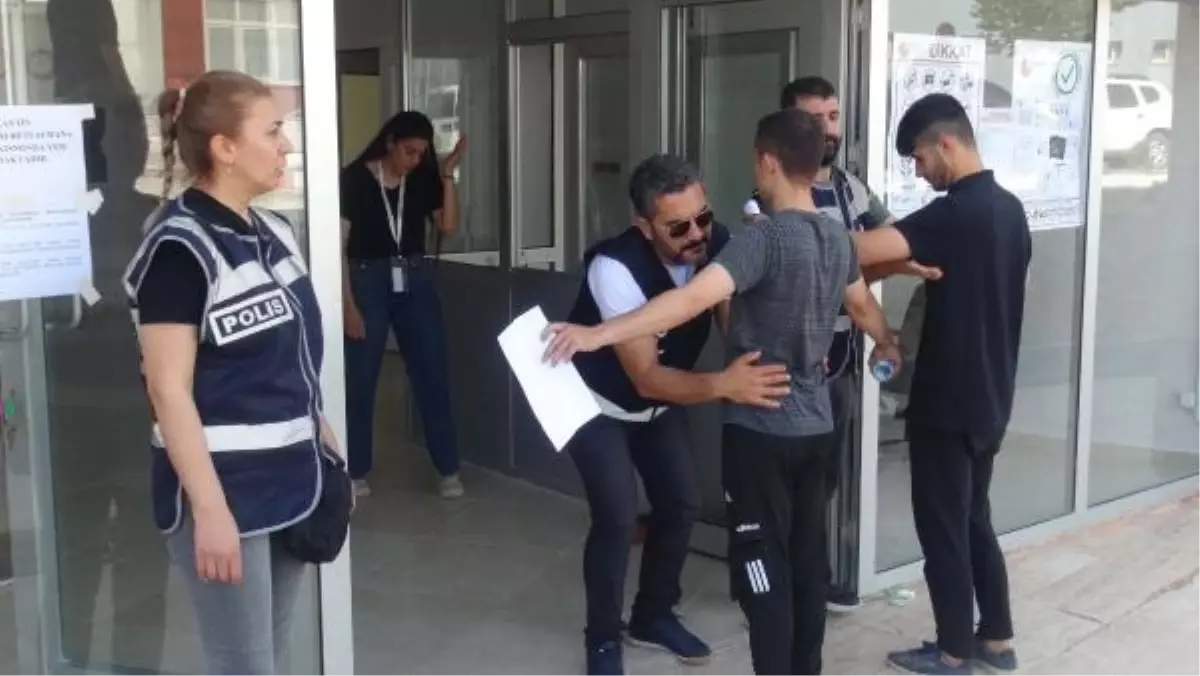 Hatay'da deprem mağduru öğrenciler sınava yetişti