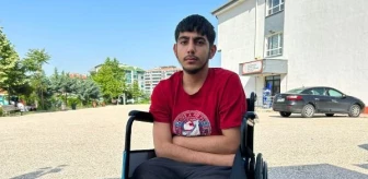 Depremde bacaklarını ve annesini kaybeden genç, tekerlekli sandalye ile üniversite sınavına girdi