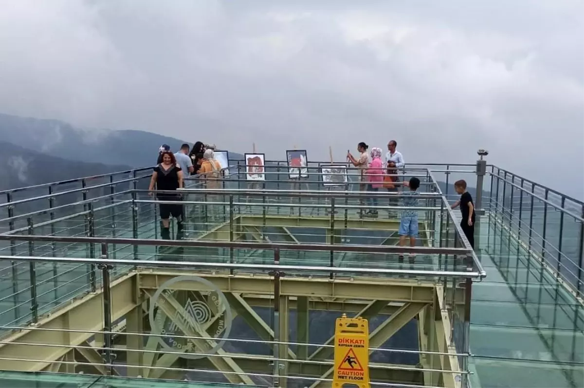 'Umuda Kapı Açıyorum, Hayata Tutunuyorum' Projesi Kapsamında Yapılan Resimler Edremit Cam Seyir Terası'nda Sergilendi